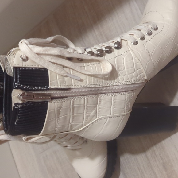 NWOT Vince Camuto Women's Ermania Combat Block Heel Platform Boots - Size 5 - Picture 5 of 8